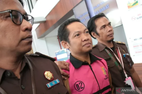 Kejati NTB tahan dua tersangka korupsi aset Gili Trawangan Kejati NTB tahan dua tersangka korupsi aset Gili Trawangan